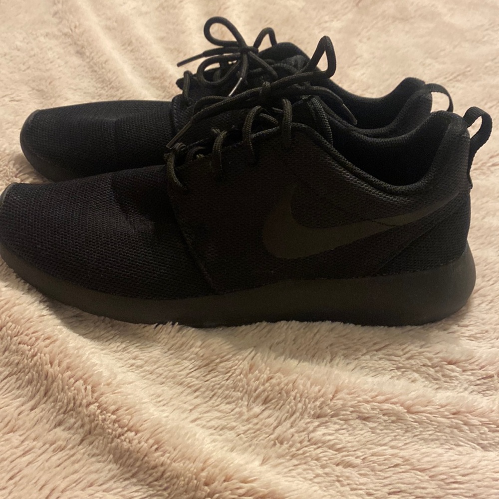 Brand new never worn all black Nike Roshe